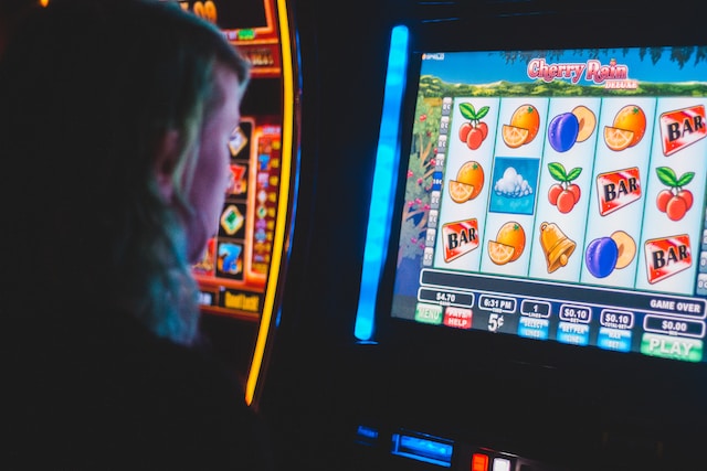 Read more about the article From One-Armed Bandits to VR Thrills: The Evolution of Slots in Casino Gaming